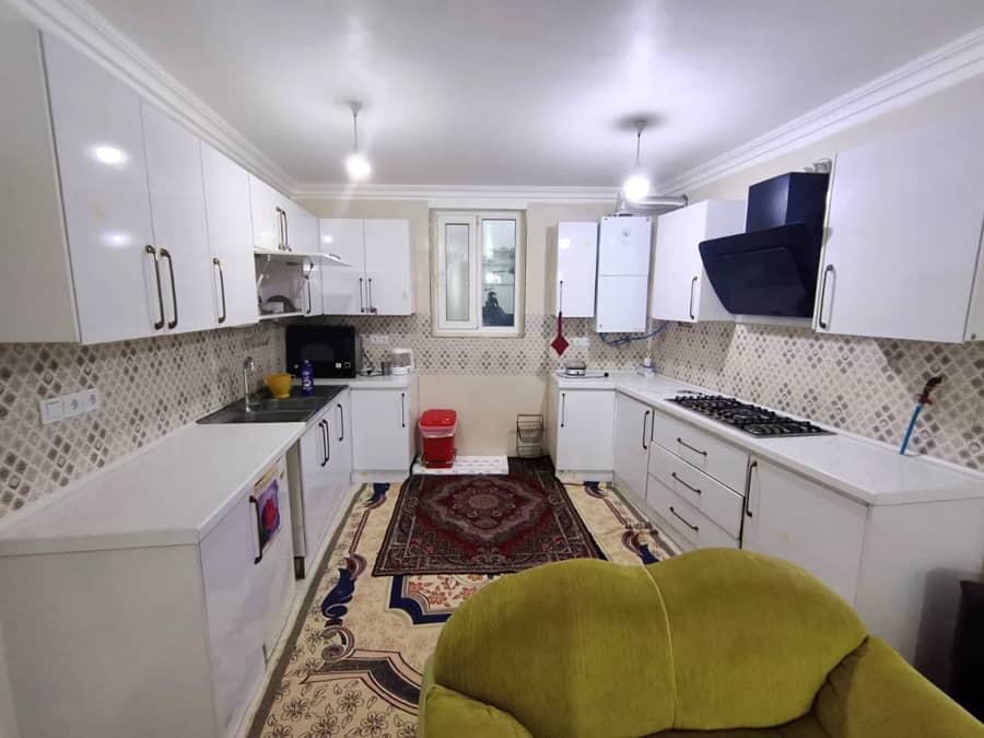 منزل نزدیک ساحل در گناوه  سالن و آشپزخانه 