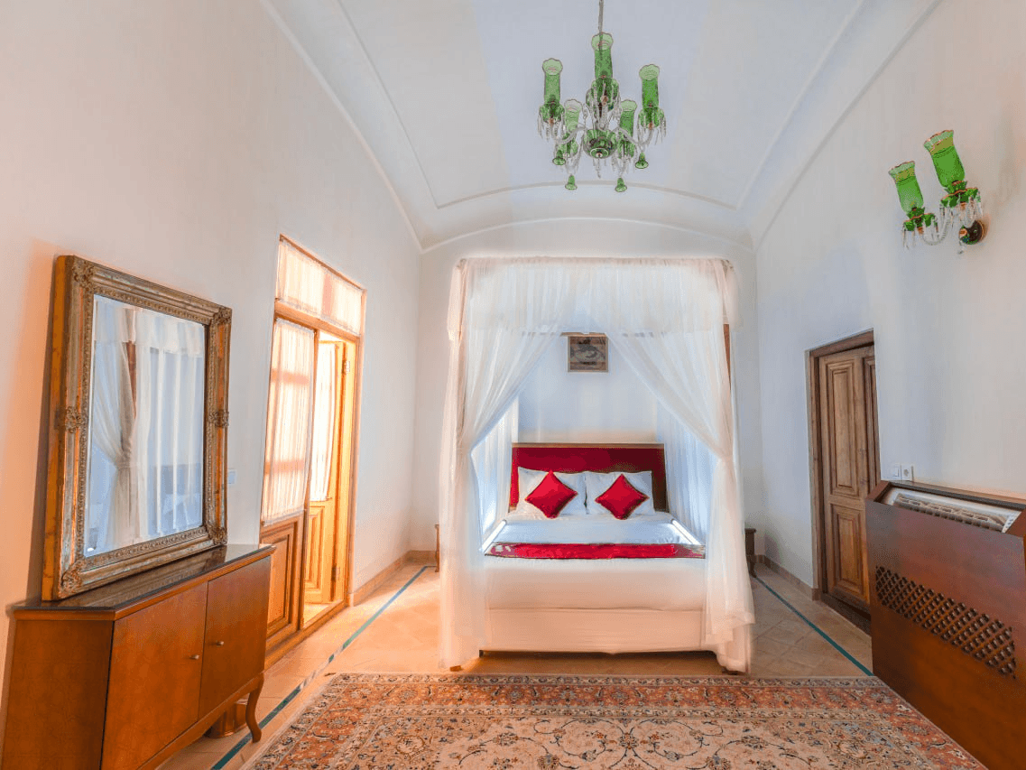 اقامتگاه سنتی در خیابان فاضل نراقی کاشان - 108 سوئیت خانواده محوطه اتاق 