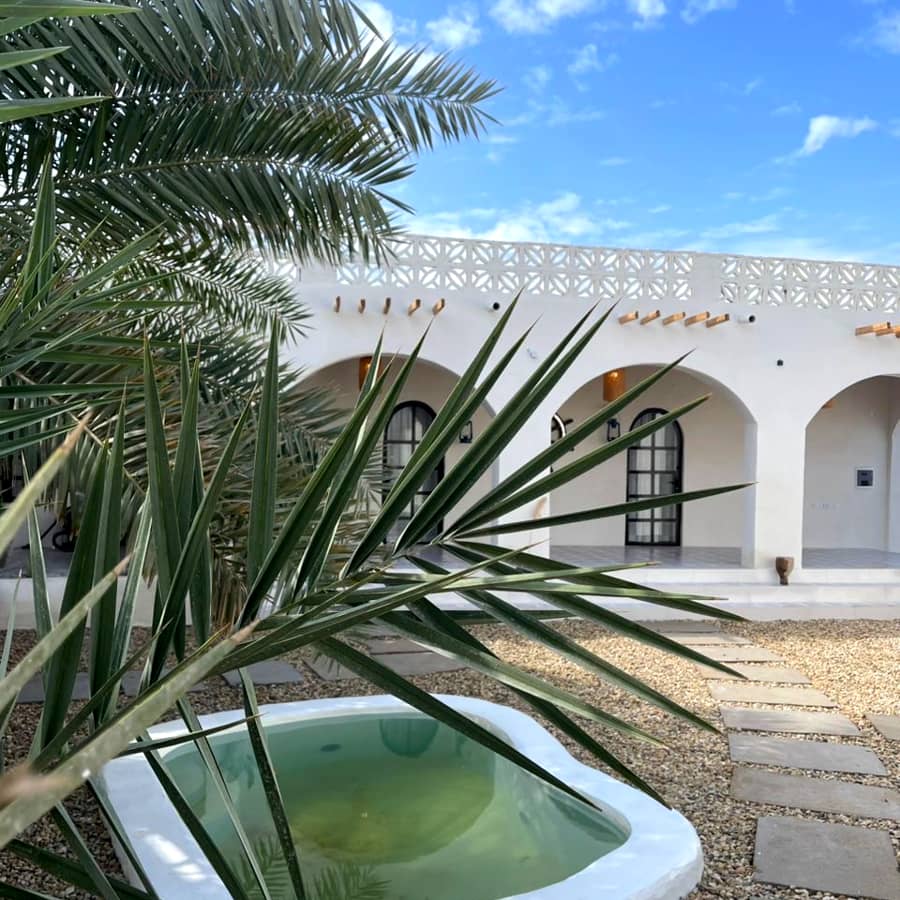 اقامتگاه بومگردی در گوران قشم - نخلا حیاط و استخر