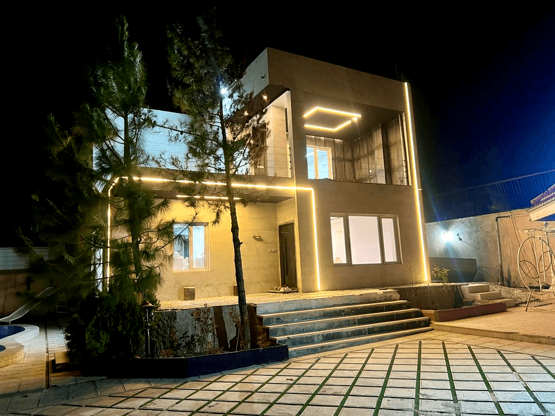 ویلا با استخر روباز آبسرد در حومه شهر شیراز  نما ویلا 