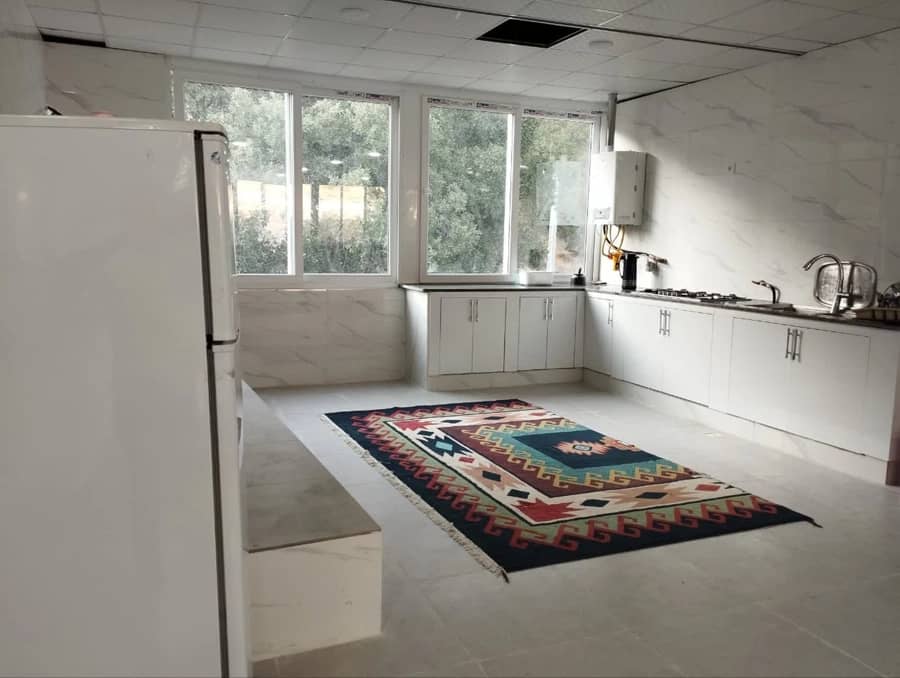 خانه باغ در تنگه گنجه ای نزدیک رودخانه - طبقه دوم  حیاط و نما ساختمان 
