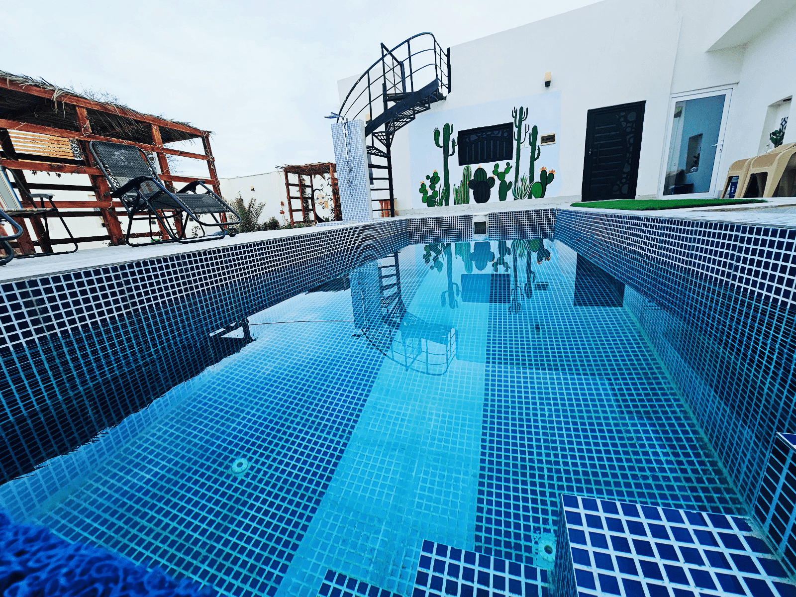 اجاره سوئیت ویلایی استخردار در سهیلی قشم - ربوتیا  نما اقامتگاه 