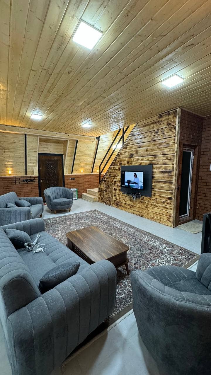 کلبه سوئیسی جنگلی در روستا تنگ‌دره رامسر  نما کلبه 