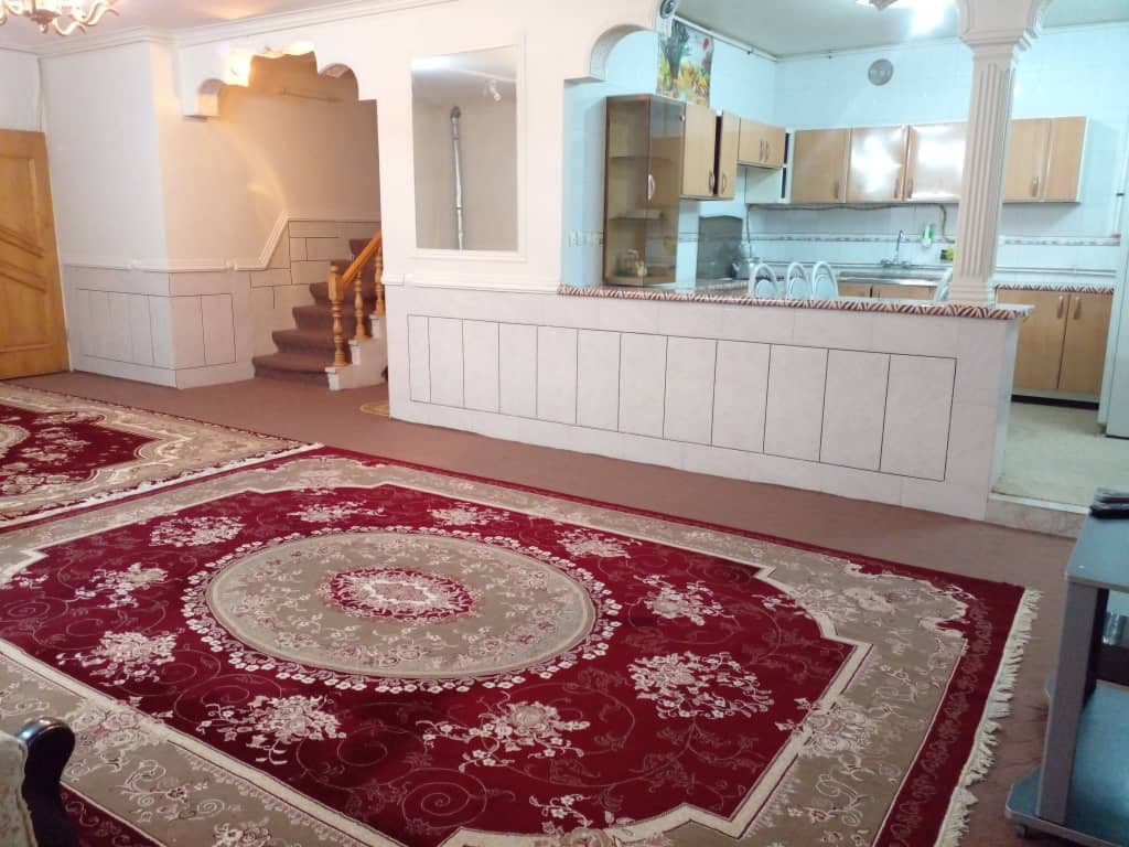 سالن و نمایی از آشپزخانه