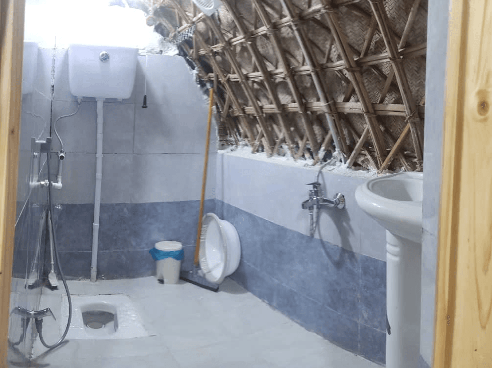 سرویس بهداشتی ایرانی و حمام داخل کپر
