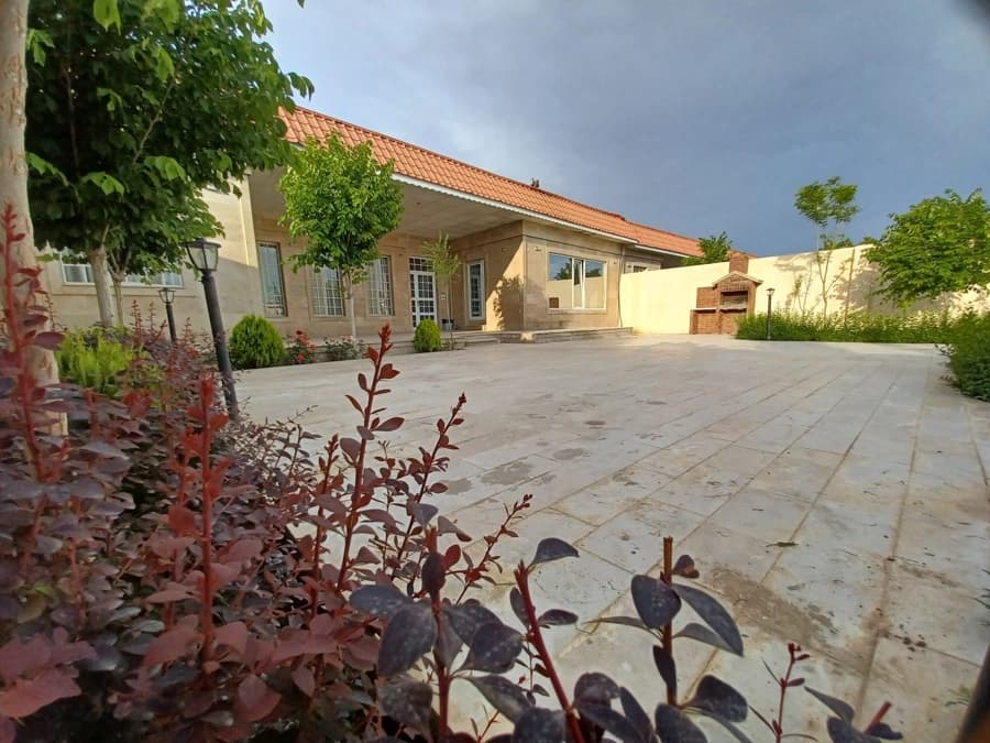 حیاط 