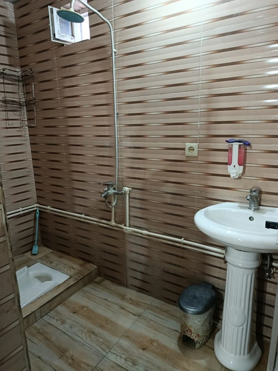 سرویس ایرانی و حمام داخل اتاق 