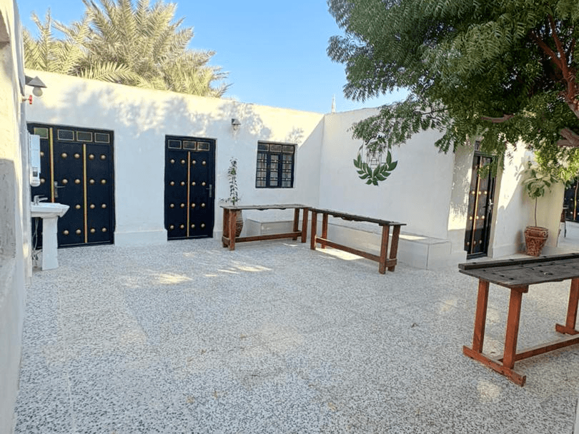 حیاط اقامتگاه