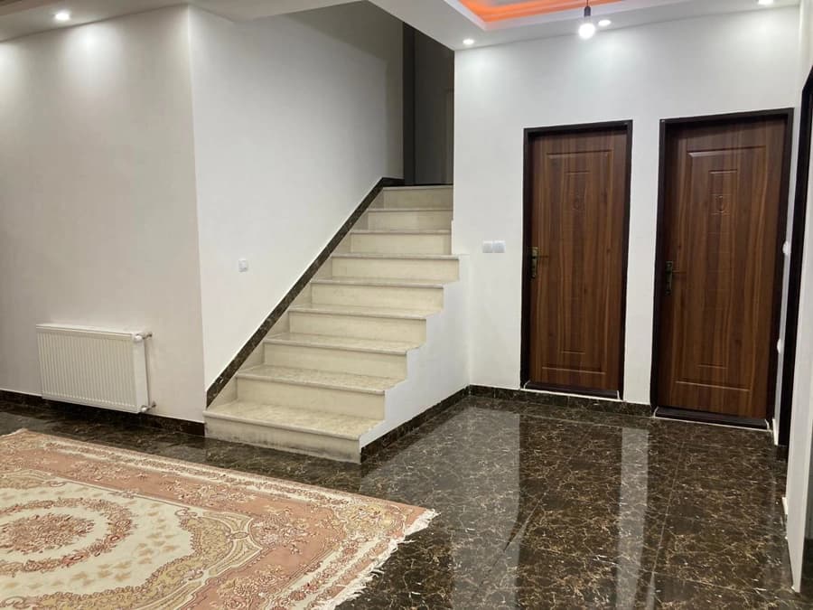 پذیرایی و ورودی اتاق بالا