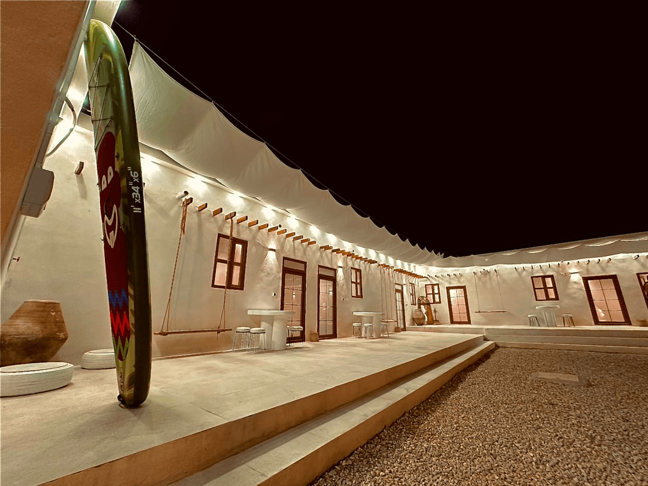 حیاط در شب 