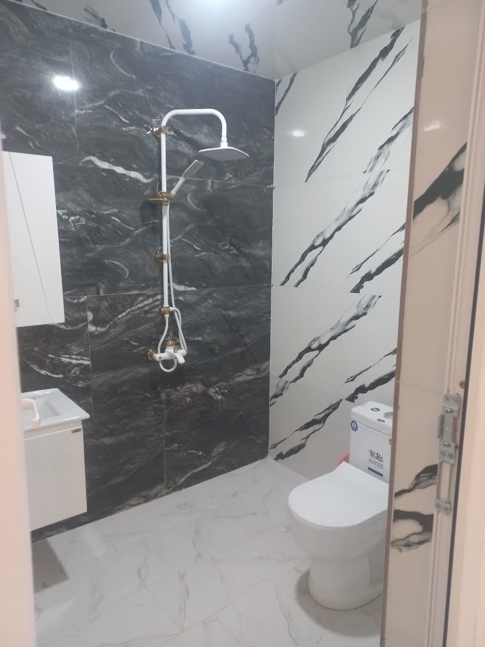 سرویس فرنگی و حمام در اتاق 2