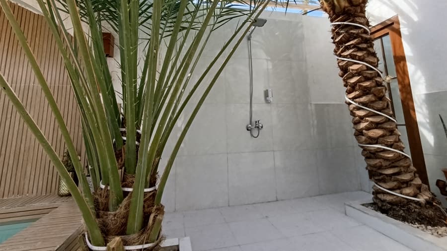 دوش کنار استخر 