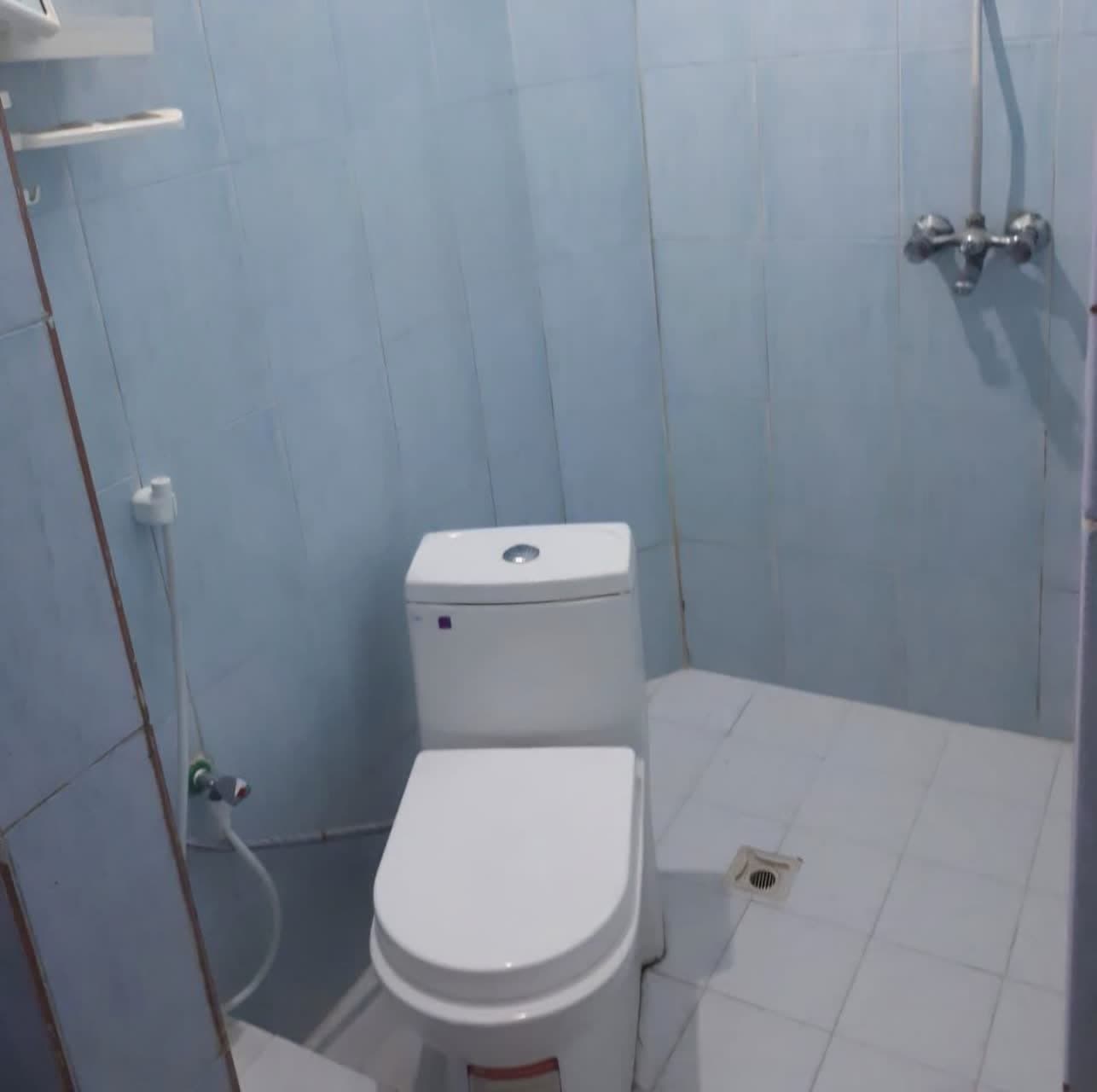 سرویس فرنگی و حمام داخل ساختمان 