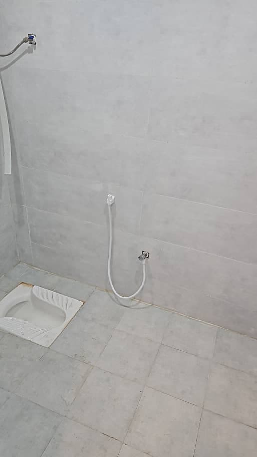 سرویس بهداشتی ایرانی در حیاط 