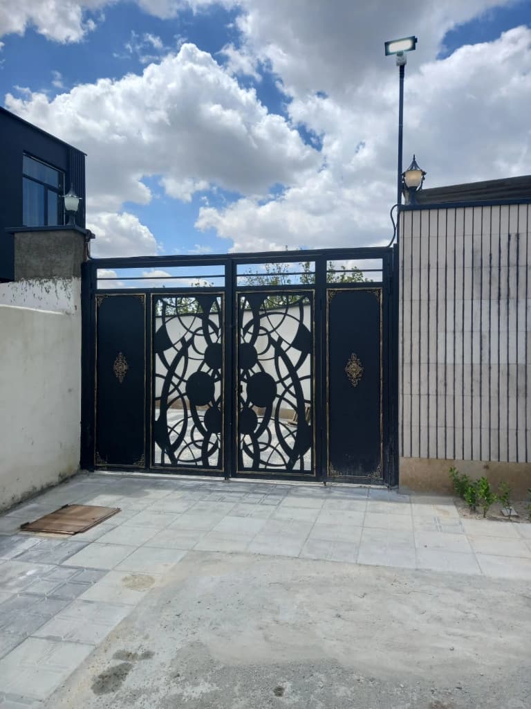 نمای ورودی داخل کوچه