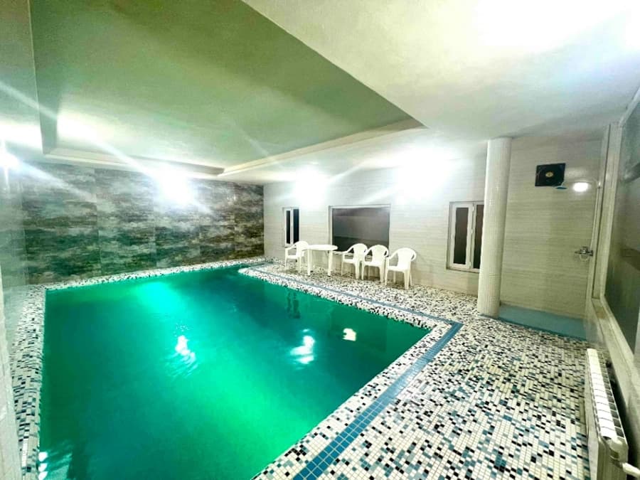 استخر سرپوشیده آب گرم