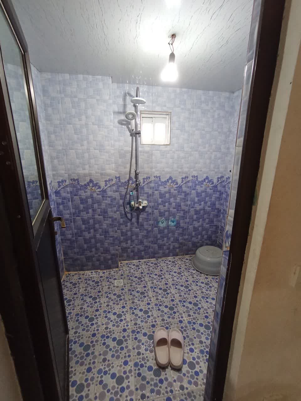 حمام داخل ساختمان 