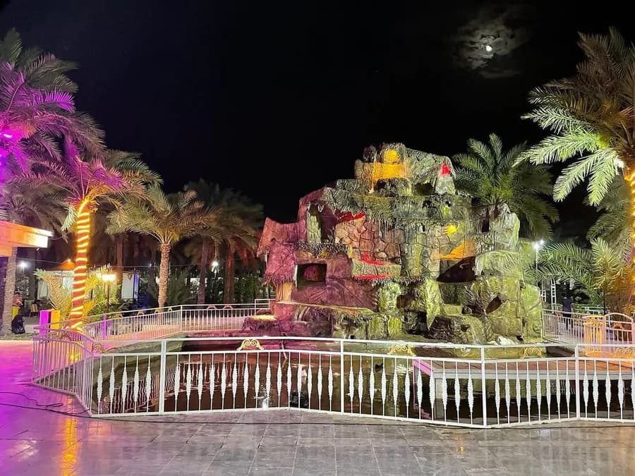 آبشار مصنوعی اقامتگاه در شب 
