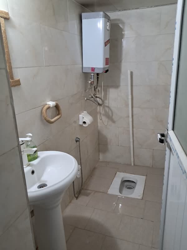 سرویس بهداشتی ایرانی داخل ساختمان 