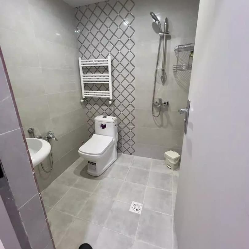 سرویس فرنگی و حمام در اتاق