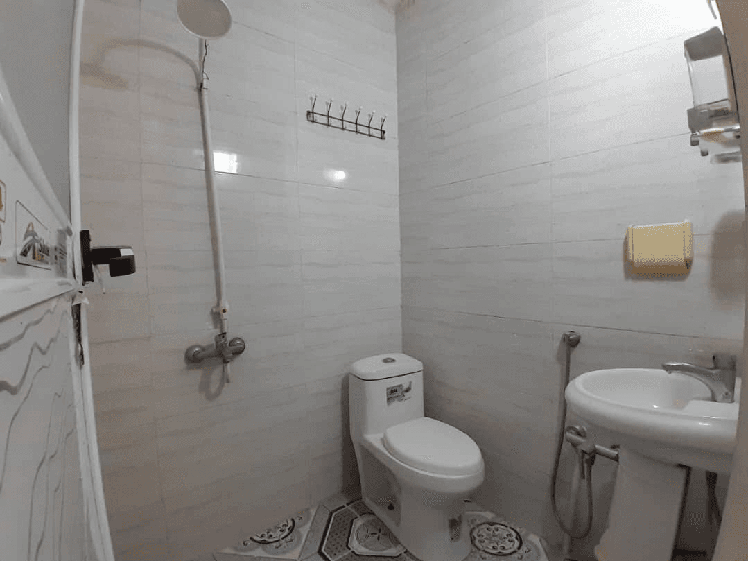 سرویس بهداشتی فرنگی و حمام در اتاق
