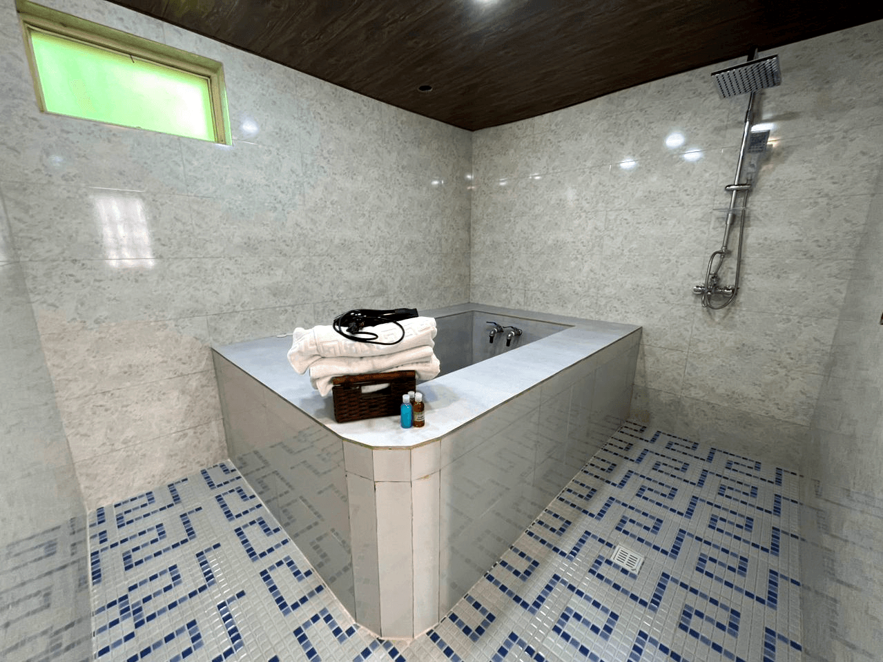 جکوزی آبگرم هم فضا با حمام 