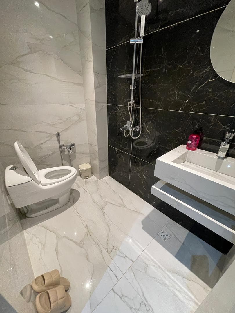 سرویس بهداشتی فرنگی و حمام در اتاق 1