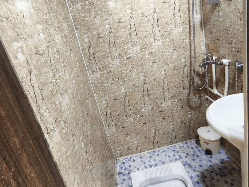 سرویس بهداشتی ایرانی و حمام در کلبه