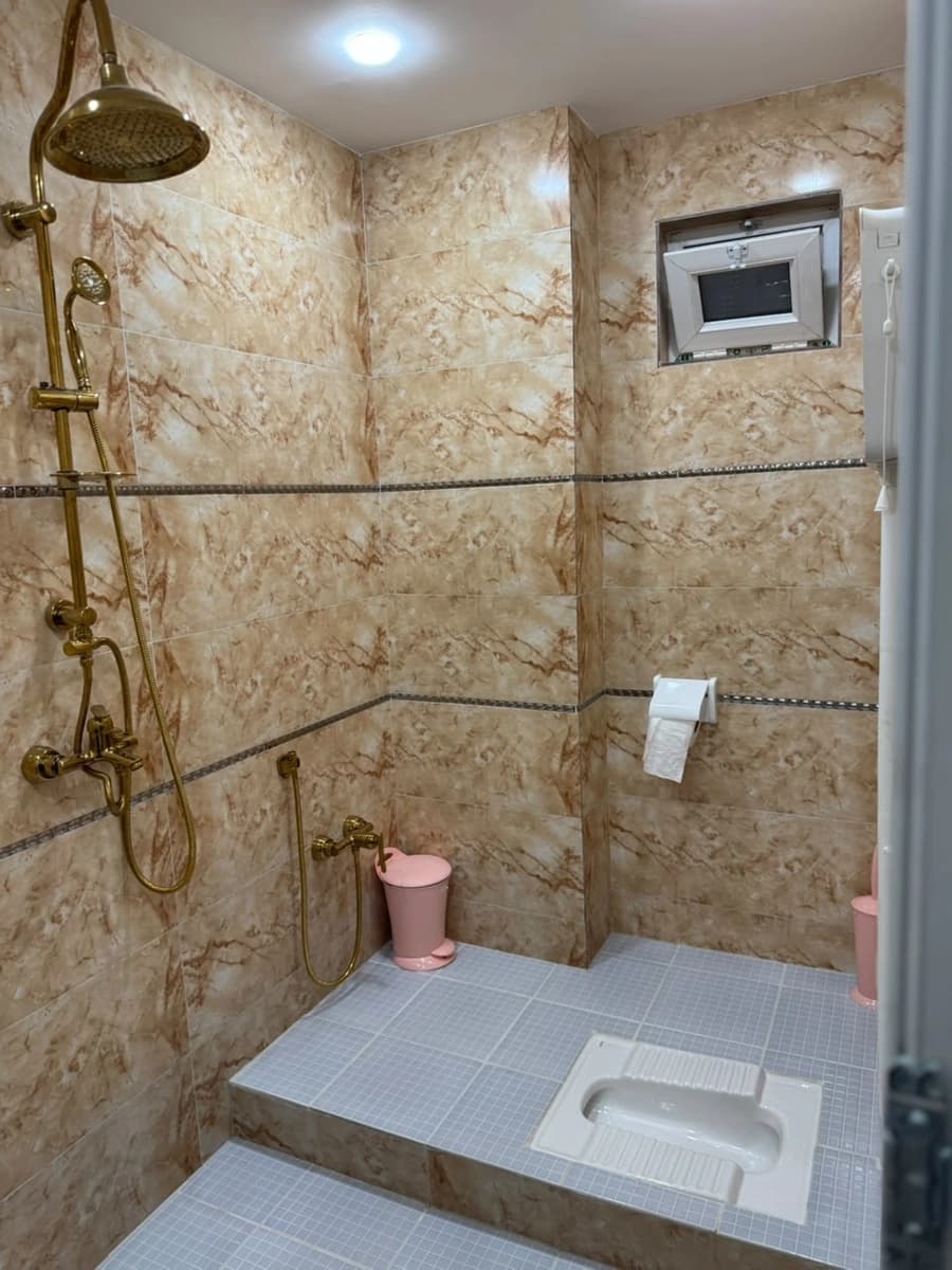 سرویس ایرانی و حمام کنار استخر 