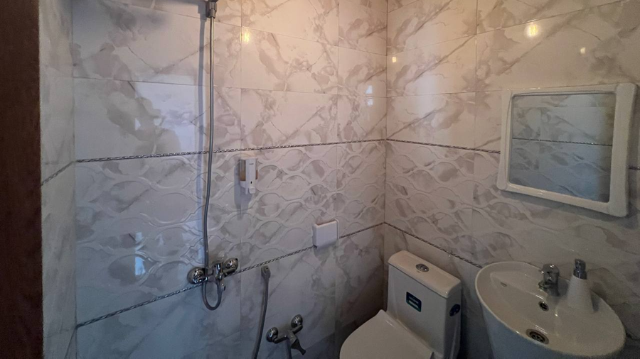 سرویس بهداشتی فرنگی و حمام در اتاق 1