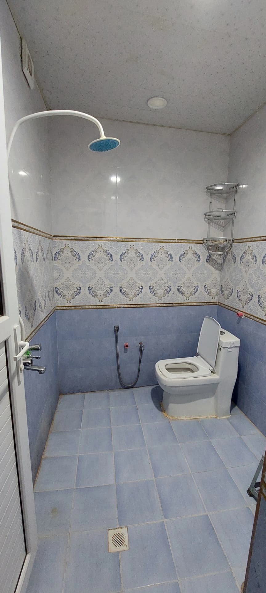 سرویس فرنگی و حمام 