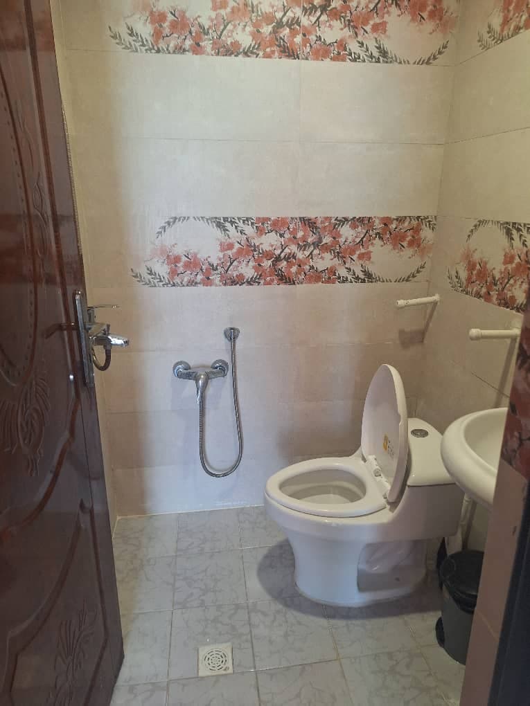 سرویس بهداشتی فرنگی و حمام در اتاق