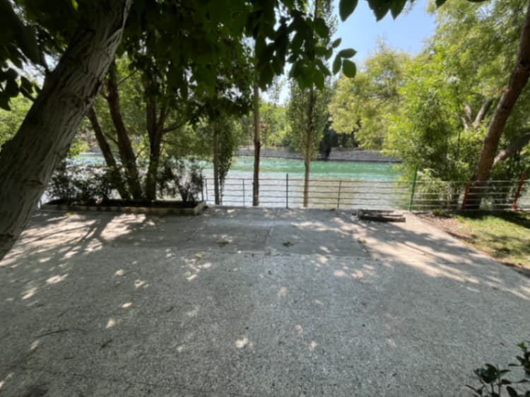 سکو لب رودخانه