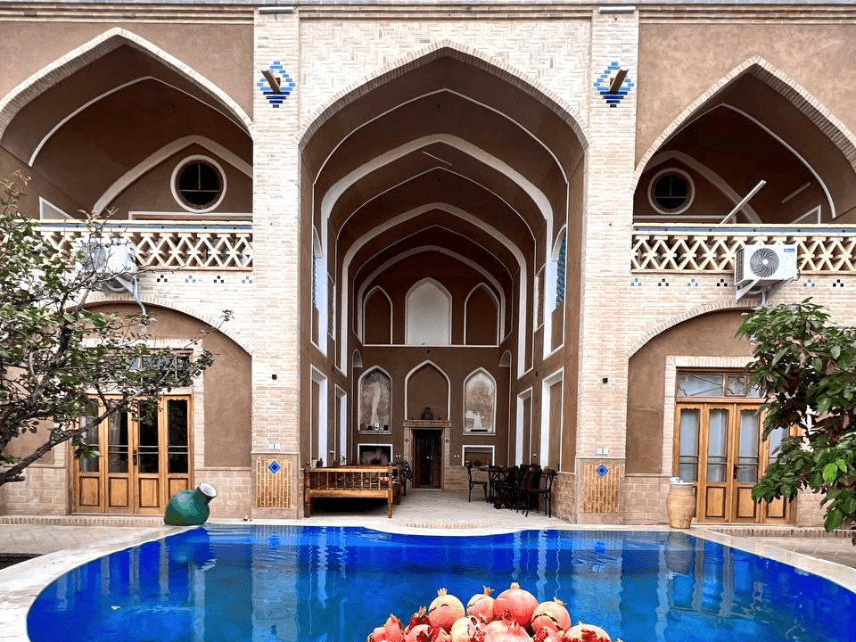 حیاط اقامتگاه 