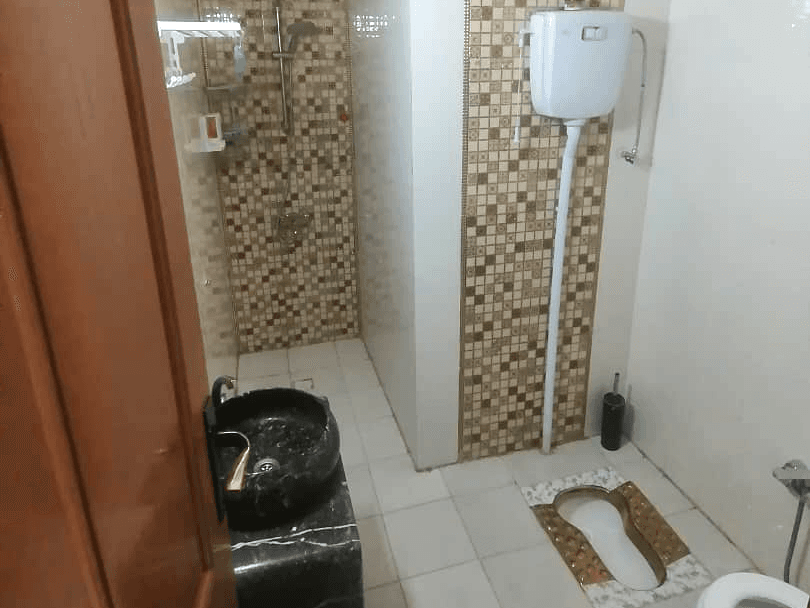 سرویس بهداشتی مشترک ایرانی ، فرنگی و حمام در طبقه اول