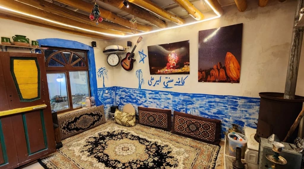 اتاق نشیمن در حیاط