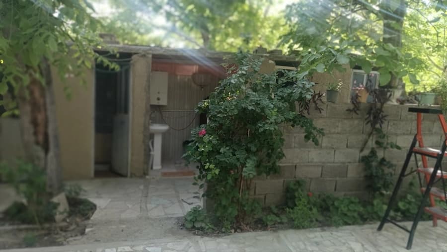 سرویس بهداشتی مشترک در حیاط 