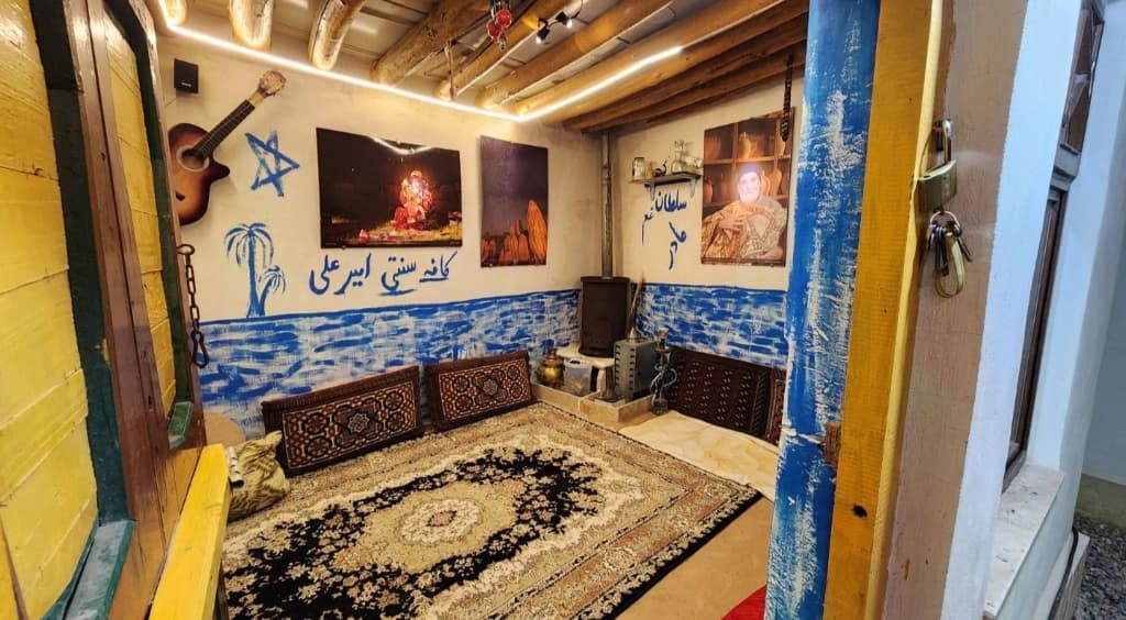 اتاق نشیمن در حیاط