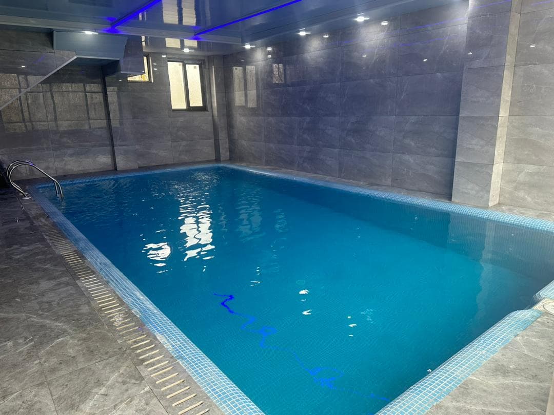 استخر سرپوشیده آبگرم