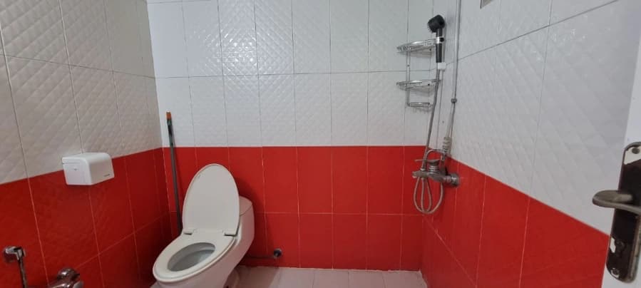 سرویس فرنگی و حمام داخل ساختمان 