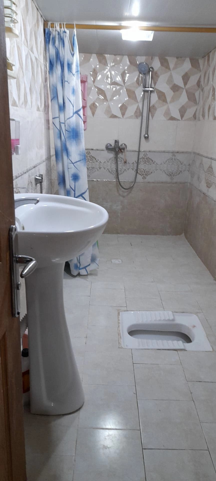 سرویس ایرانی و حمام داخل ساختمان 