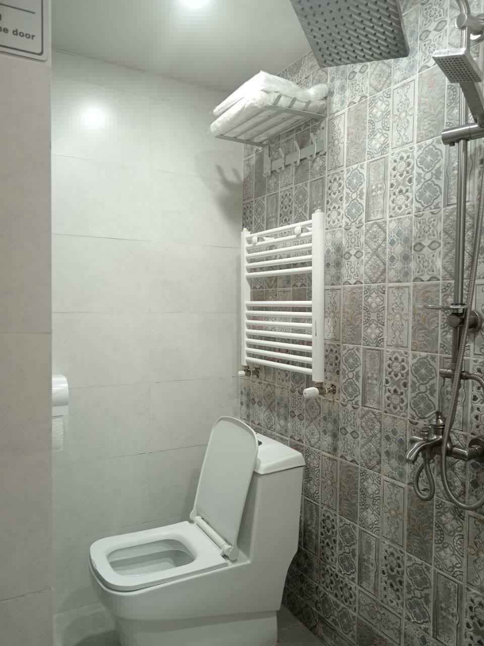 سرویس فرنگی و حمام 