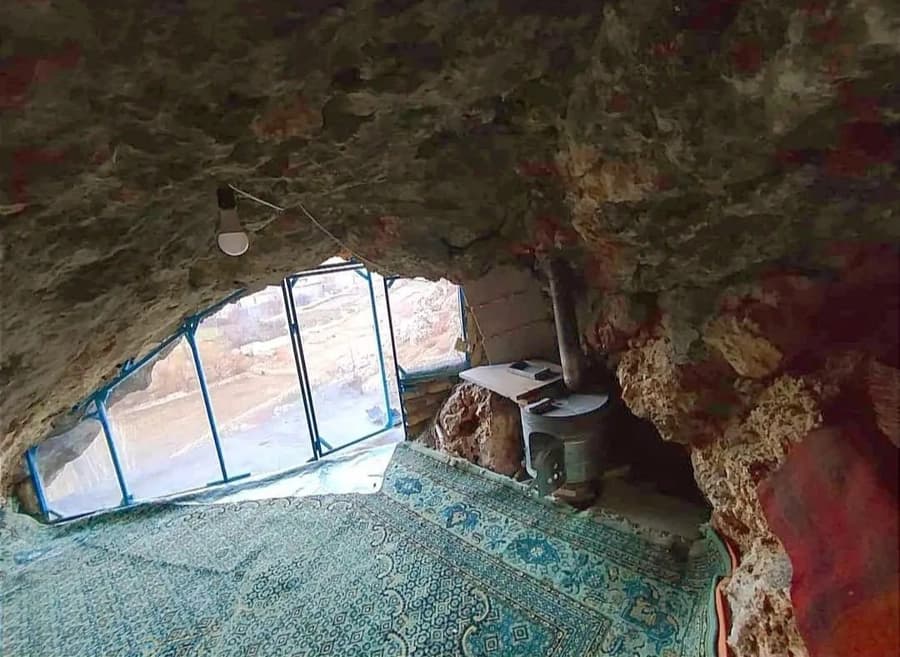 داخل غار 