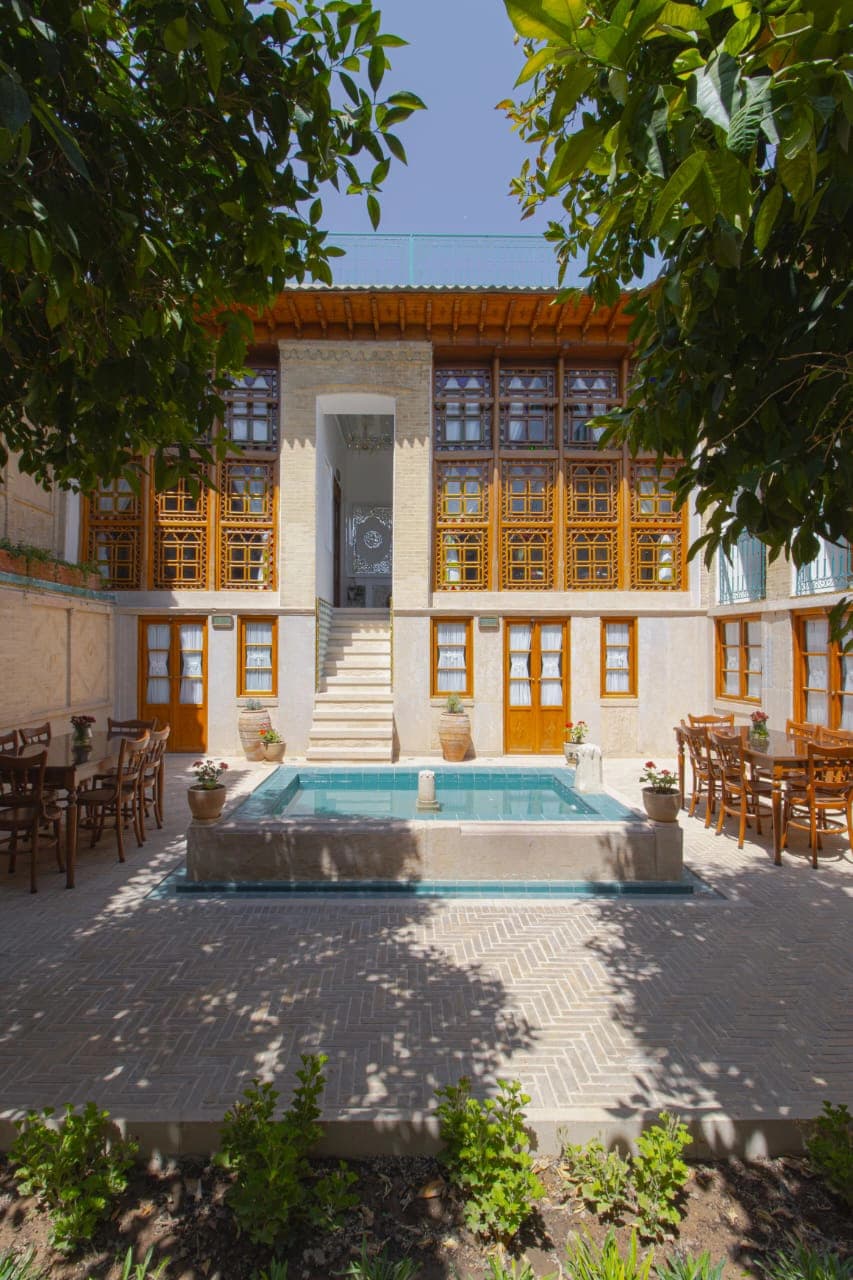 حیاط و نما 