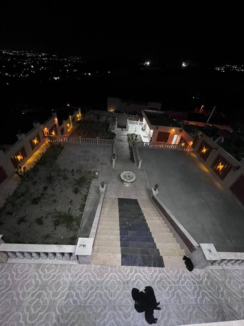حیاط 