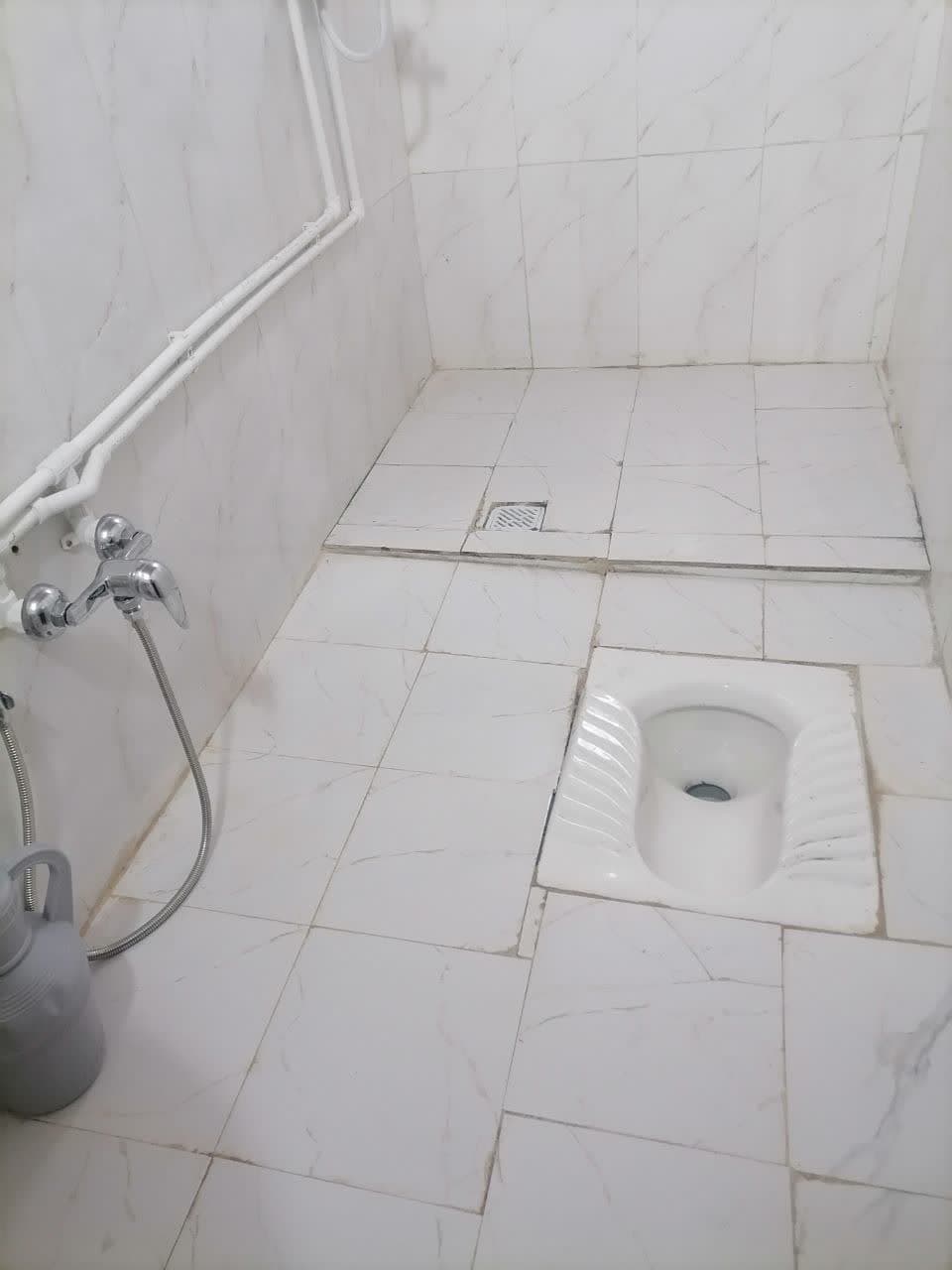 سرویس ایرانی و حمام داخل اتاق 
