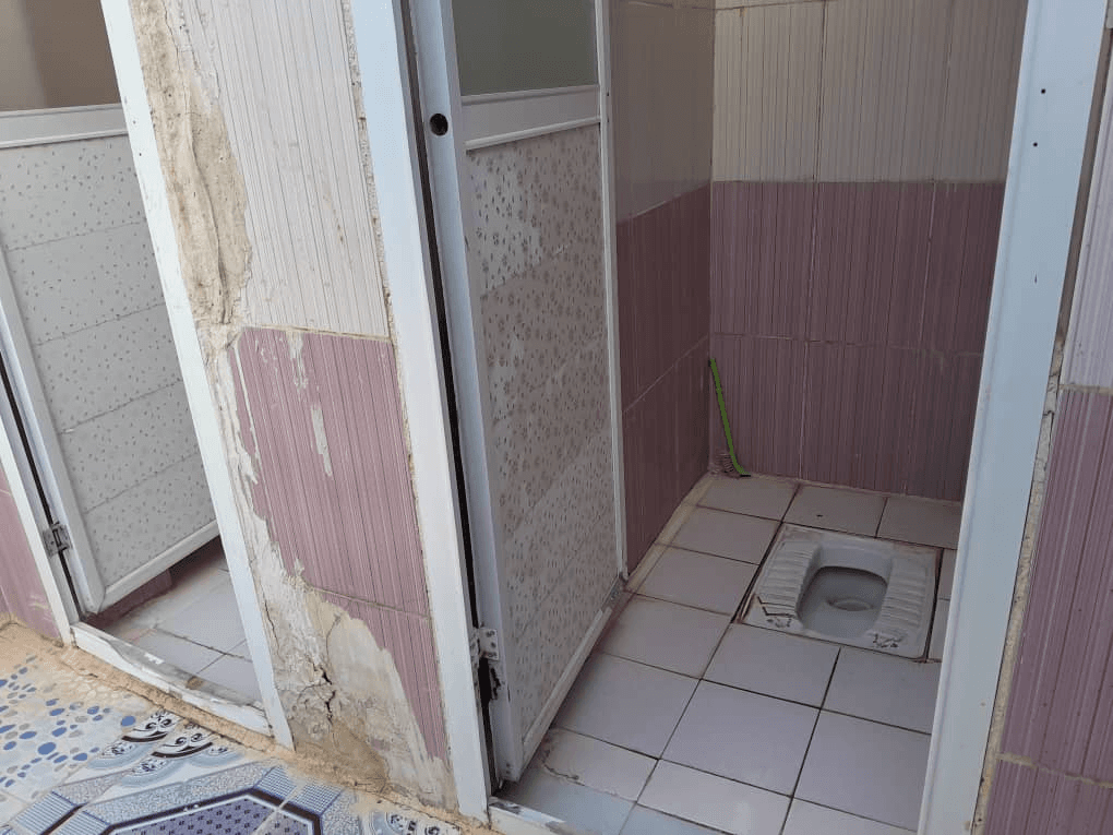 سرویس بهداشتی مشترک ایرانی در حیاط