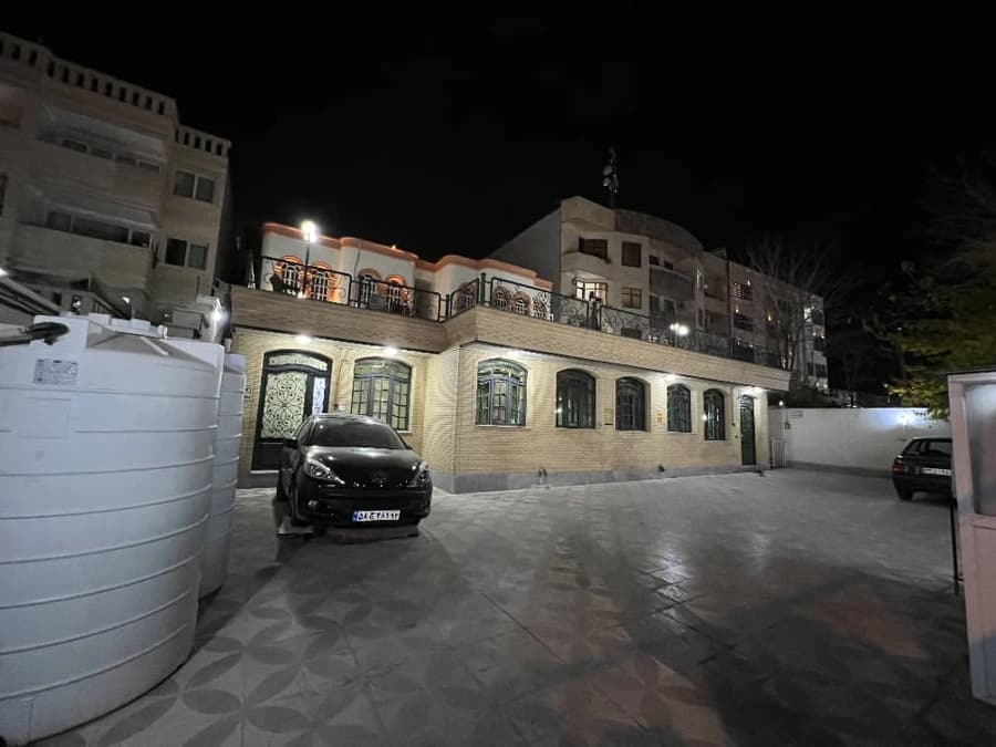 حیاط 