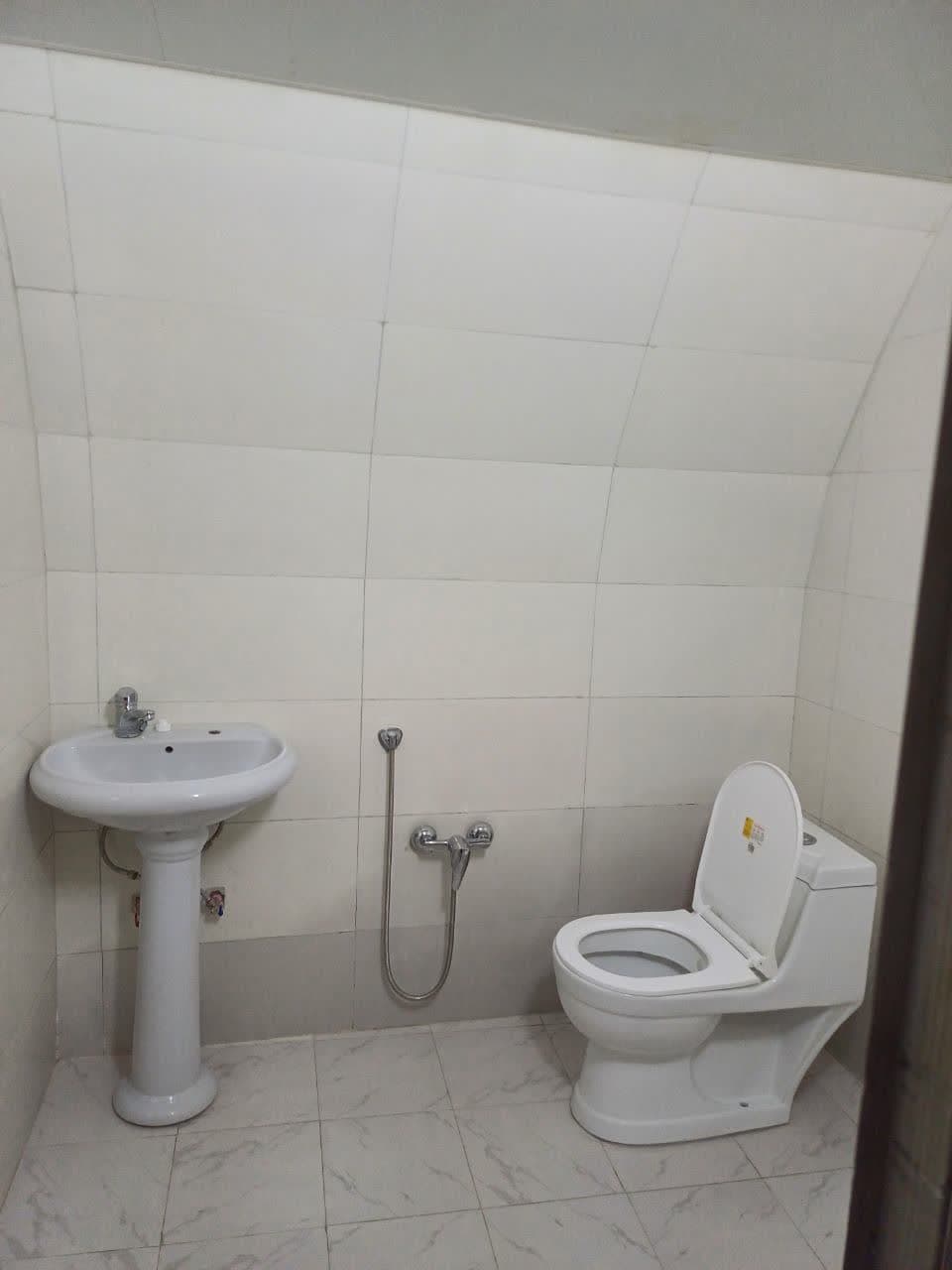 سرویس فرنگی و حمام داخل اتاق 