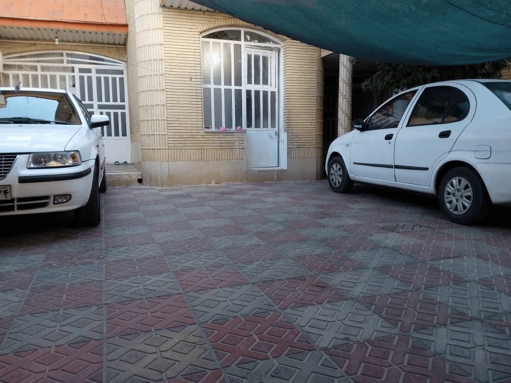 حیاط اقامتگاه 